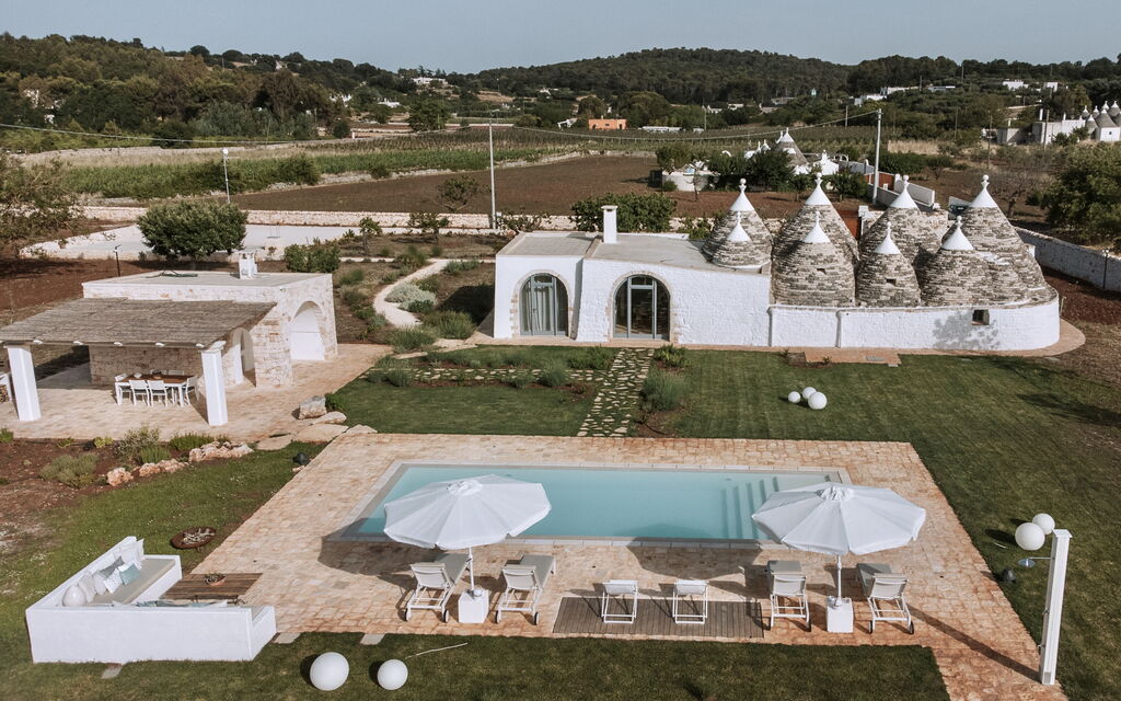 Trullo Cinzia: Attività, Balcone / Terrazza / Patio, Caratteristiche, Estate, Esterni, Giardino, Piscina, Primavera, Servizi