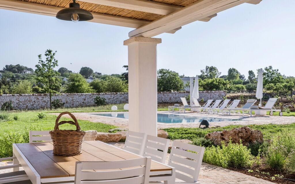 Trullo Cinzia: Attività, Balcone / Terrazza / Patio, Caratteristiche, Estate, Esterni, Giardino, Piscina, Primavera, Servizi