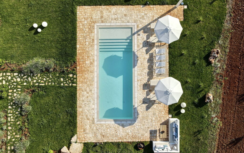 Trullo Cinzia: Attività, Balcone / Terrazza / Patio, Caratteristiche, Estate, Esterni, Giardino, Piscina, Primavera, Servizi