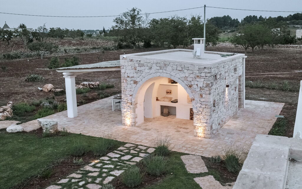 Trullo Cinzia: Attività, Balcone / Terrazza / Patio, Caratteristiche, Estate, Esterni, Giardino, Piscina, Primavera, Servizi