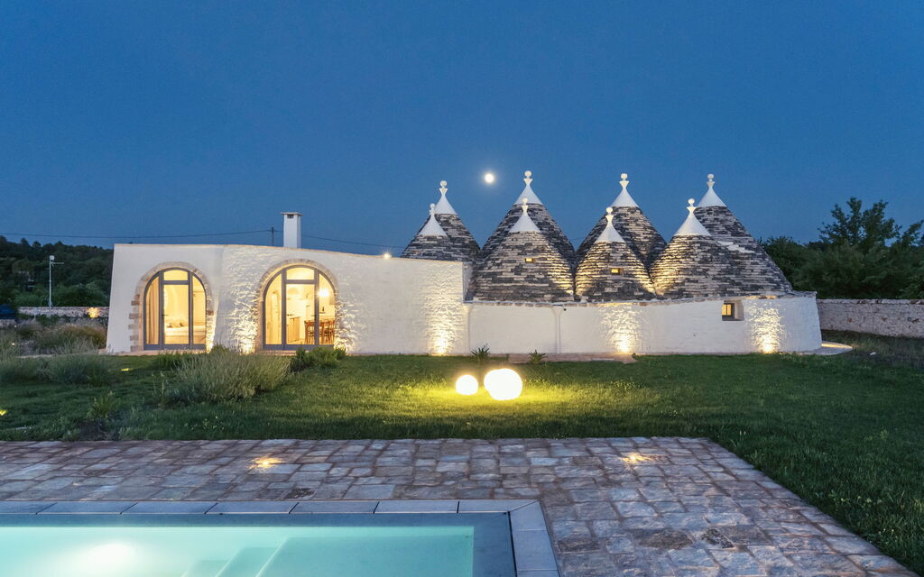 Trullo Cinzia: Attività, Balcone / Terrazza / Patio, Caratteristiche, Estate, Esterni, Giardino, Piscina, Primavera, Servizi