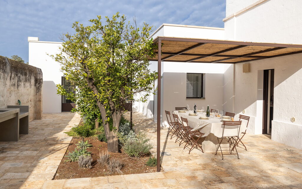 Villa Carratelli: Attività, Balcone / Terrazza / Patio, Benessere, Caratteristiche, Entrata Principale, Estate, Esterni, Giardino, Primavera, Servizi