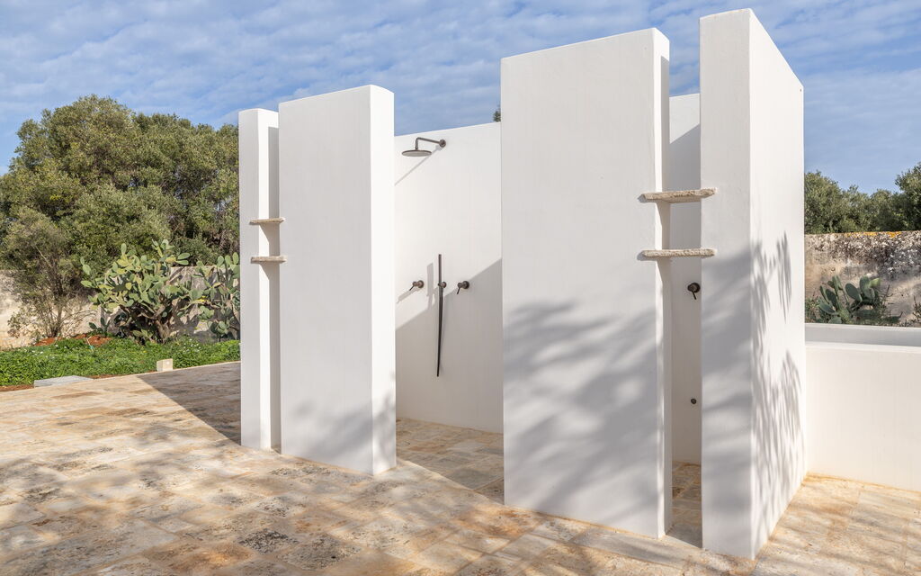 Villa Carratelli: Attività, Balcone / Terrazza / Patio, Benessere, Caratteristiche, Entrata Principale, Estate, Esterni, Giardino, Primavera, Servizi