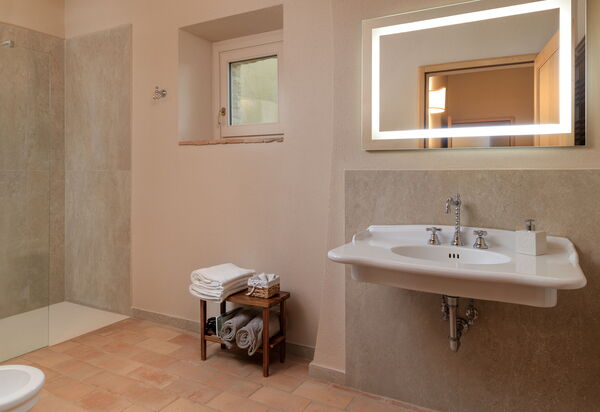 Villa Montello: Attività, Benessere, Caratteristiche, Entrata Principale, Estate, Esterni, Piscina, Primavera, Servizi