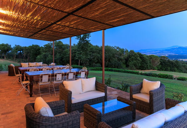 Villa Montello: Attività, Benessere, Caratteristiche, Entrata Principale, Estate, Esterni, Piscina, Primavera, Servizi