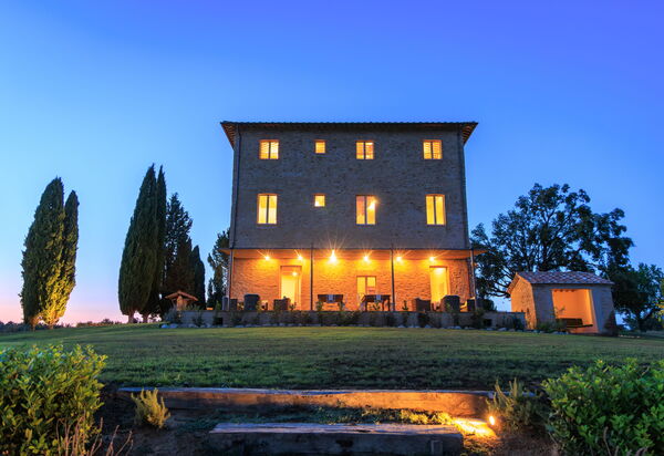 Villa Montello: Attività, Benessere, Caratteristiche, Entrata Principale, Estate, Esterni, Piscina, Primavera, Servizi