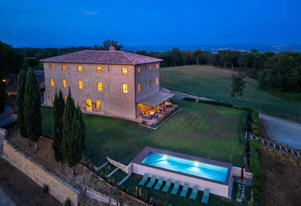 Villa Montello: Attività, Benessere, Caratteristiche, Entrata Principale, Estate, Esterni, Piscina, Primavera, Servizi