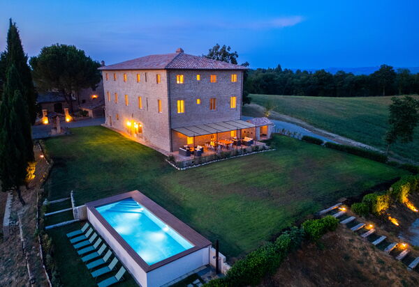 Villa Montello: Attività, Benessere, Caratteristiche, Entrata Principale, Estate, Esterni, Piscina, Primavera, Servizi