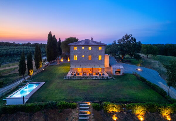 Villa Montello: Attività, Benessere, Caratteristiche, Entrata Principale, Estate, Esterni, Piscina, Primavera, Servizi