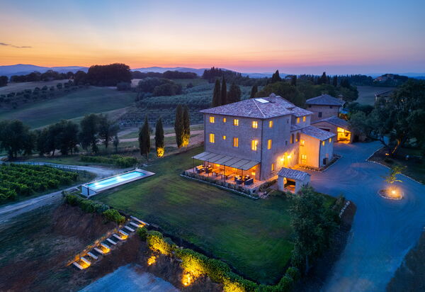 Villa Montello: Attività, Benessere, Caratteristiche, Entrata Principale, Estate, Esterni, Piscina, Primavera, Servizi