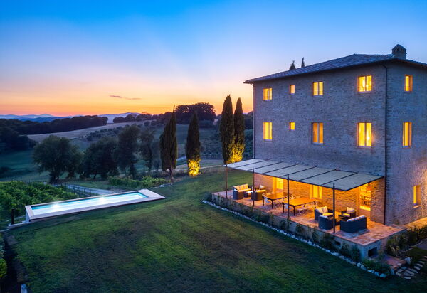 Villa Montello: Attività, Benessere, Caratteristiche, Entrata Principale, Estate, Esterni, Piscina, Primavera, Servizi