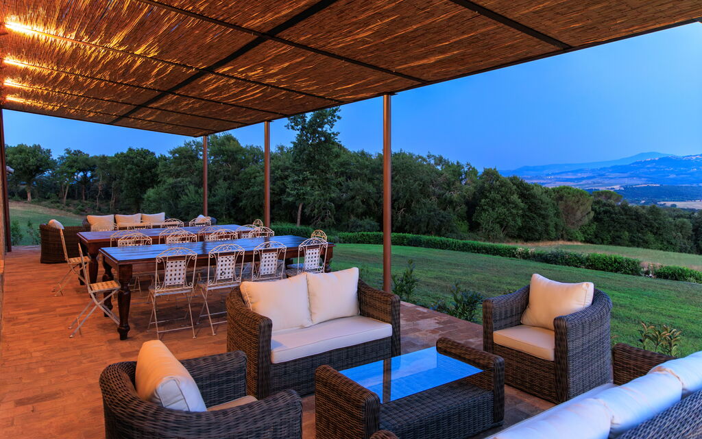 Villa Montello: Attività, Benessere, Caratteristiche, Entrata Principale, Estate, Esterni, Piscina, Primavera, Servizi