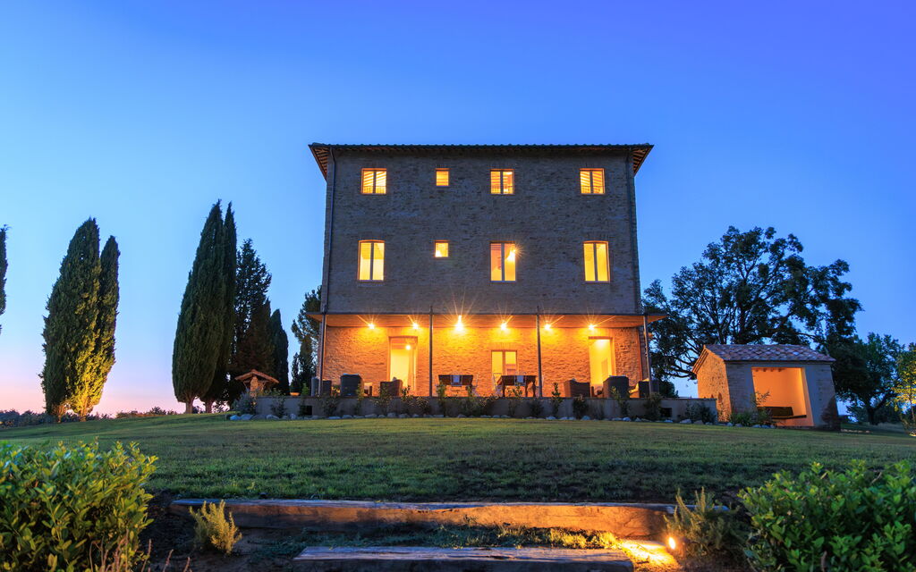 Villa Montello: Attività, Benessere, Caratteristiche, Entrata Principale, Estate, Esterni, Piscina, Primavera, Servizi