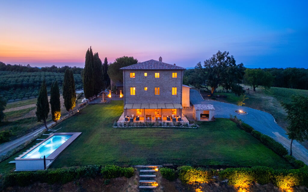 Villa Montello: Attività, Benessere, Caratteristiche, Entrata Principale, Estate, Esterni, Piscina, Primavera, Servizi