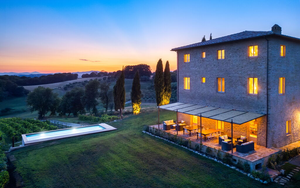 Villa Montello: Attività, Benessere, Caratteristiche, Entrata Principale, Estate, Esterni, Piscina, Primavera, Servizi