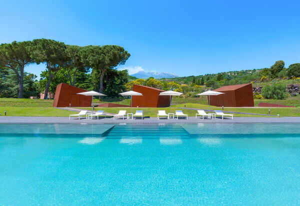 Villa Lime: Activities, Balcony / Terrace / Patio, Building Exterior, Garden, Hot Tub, Main Entrance, Spring, Summer