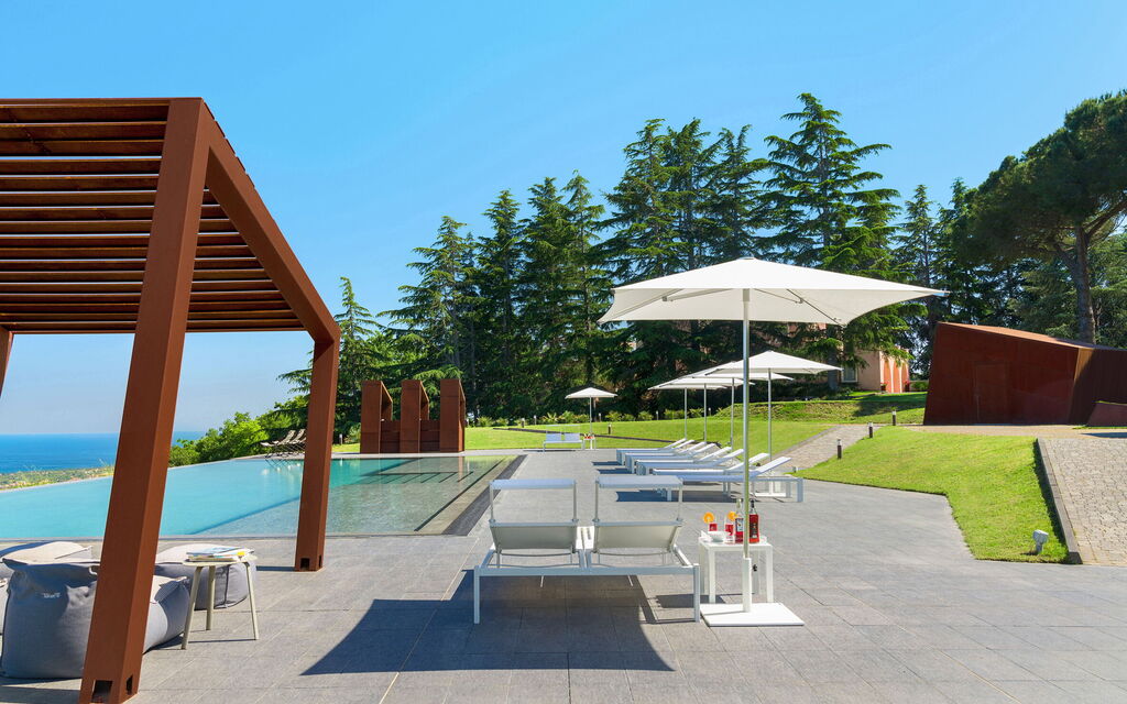 Villa Lime: Activities, Balcony / Terrace / Patio, Building Exterior, Garden, Hot Tub, Main Entrance, Spring, Summer