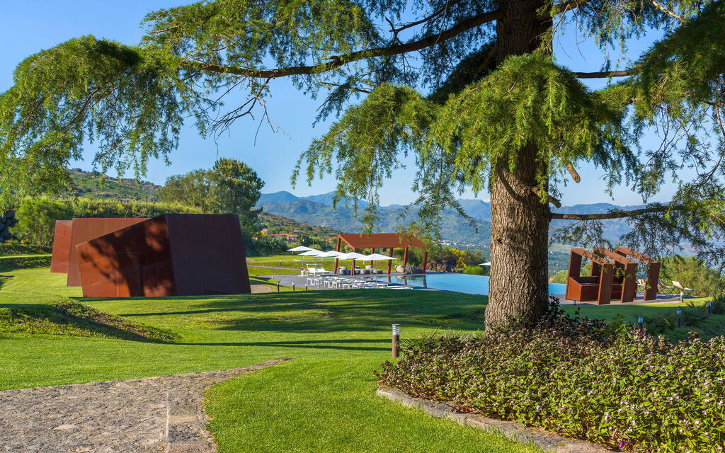 Villa Lime: Activities, Balcony / Terrace / Patio, Building Exterior, Garden, Hot Tub, Main Entrance, Spring, Summer