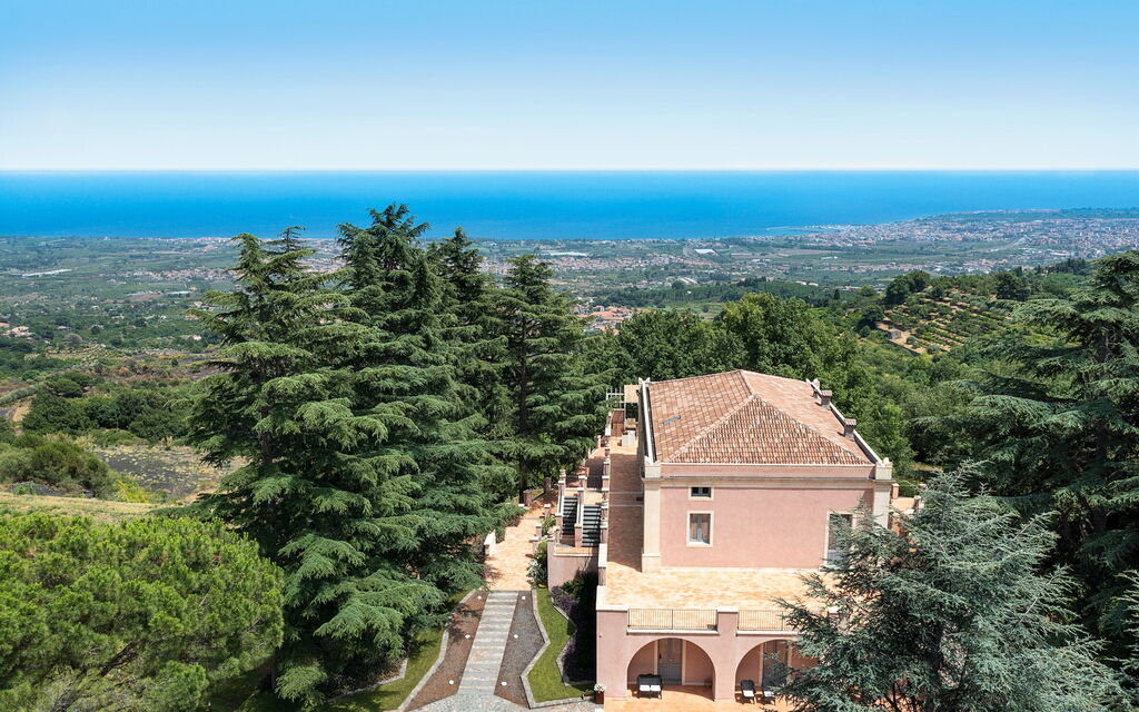 Villa Lime: Activities, Balcony / Terrace / Patio, Building Exterior, Garden, Hot Tub, Main Entrance, Spring, Summer