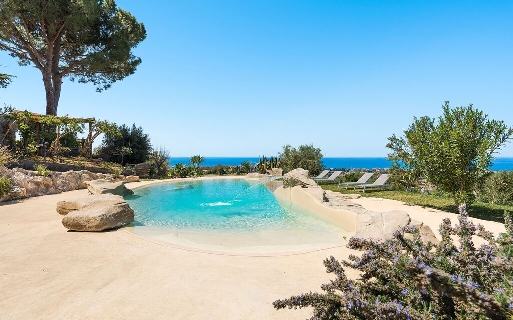 Villa Zenzero: Attività, Caratteristiche, Entrata Principale, Estate, Esterni, Giardino, Piscina, Primavera