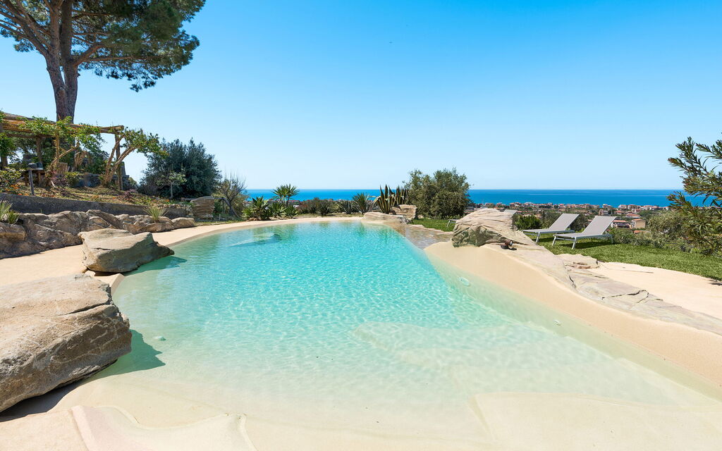 Villa Zenzero: Attività, Caratteristiche, Entrata Principale, Estate, Esterni, Giardino, Piscina, Primavera