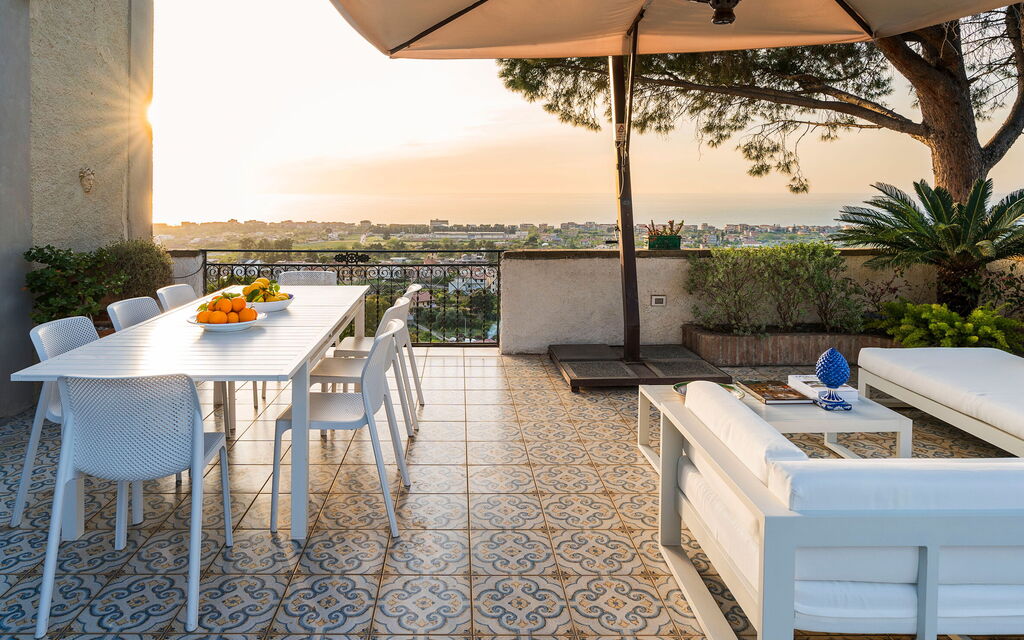 Villa Zenzero: Attività, Caratteristiche, Entrata Principale, Estate, Esterni, Giardino, Piscina, Primavera