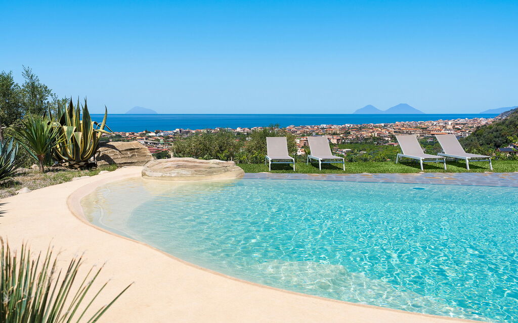 Villa Zenzero: Attività, Caratteristiche, Entrata Principale, Estate, Esterni, Giardino, Piscina, Primavera