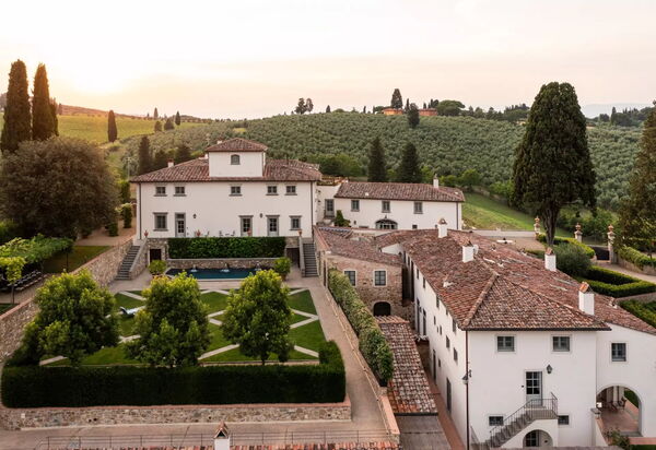 Villa Lindera: Attività, Caratteristiche, Dettagli della stanza, Entrata Principale, Estate, Esterni, Piscina, Planimetria, Primavera, Servizi