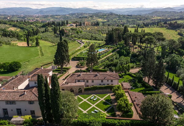 Villa Lindera: Attività, Caratteristiche, Dettagli della stanza, Entrata Principale, Estate, Esterni, Piscina, Planimetria, Primavera, Servizi