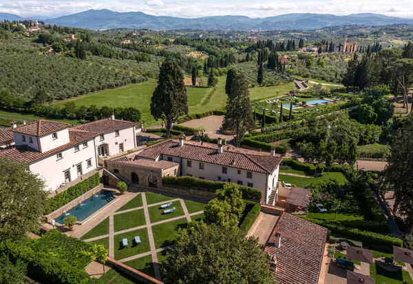 Villa Lindera: Attività, Caratteristiche, Dettagli della stanza, Entrata Principale, Estate, Esterni, Piscina, Planimetria, Primavera, Servizi