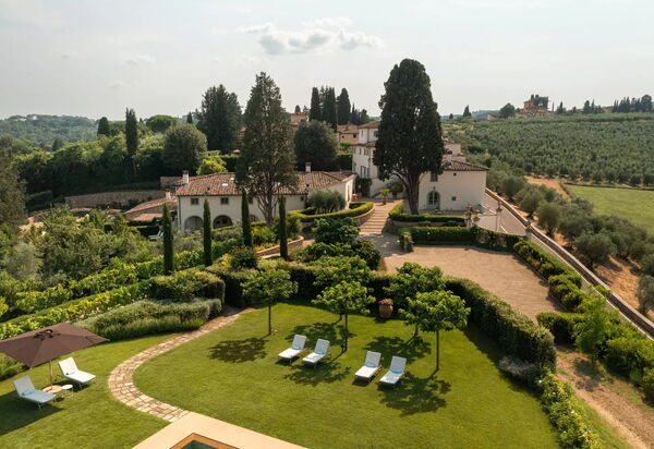 Villa Lindera: Attività, Caratteristiche, Dettagli della stanza, Entrata Principale, Estate, Esterni, Piscina, Planimetria, Primavera, Servizi