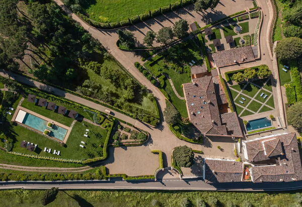 Villa Lindera: Attività, Caratteristiche, Dettagli della stanza, Entrata Principale, Estate, Esterni, Piscina, Planimetria, Primavera, Servizi