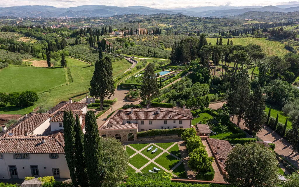 Villa Lindera: Attività, Caratteristiche, Dettagli della stanza, Entrata Principale, Estate, Esterni, Piscina, Planimetria, Primavera, Servizi