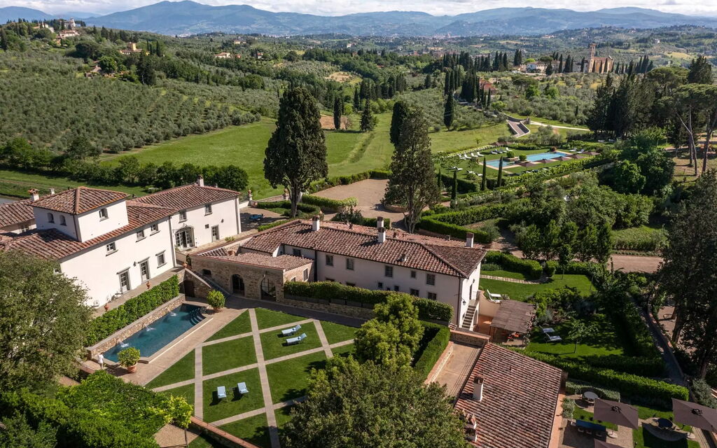 Villa Lindera: Attività, Caratteristiche, Dettagli della stanza, Entrata Principale, Estate, Esterni, Piscina, Planimetria, Primavera, Servizi