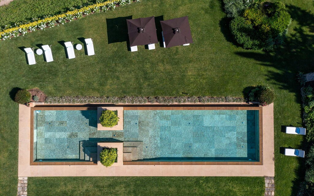 Villa Lindera: Attività, Caratteristiche, Dettagli della stanza, Entrata Principale, Estate, Esterni, Piscina, Planimetria, Primavera, Servizi