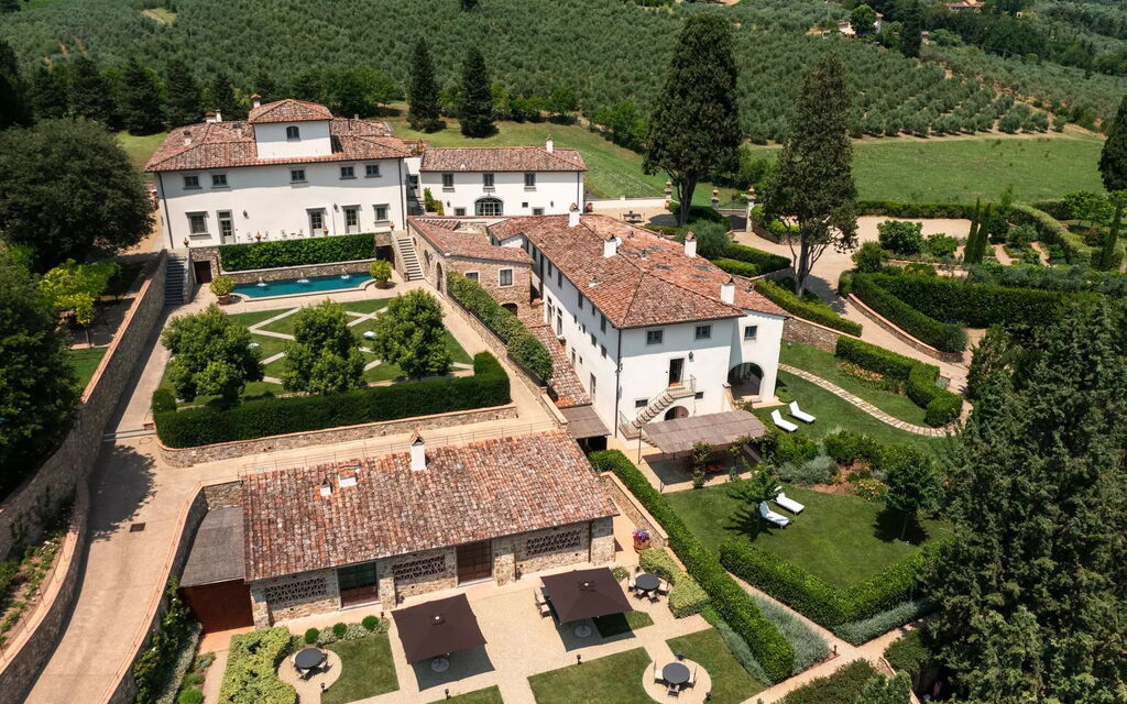 Villa Lindera: Attività, Caratteristiche, Dettagli della stanza, Entrata Principale, Estate, Esterni, Piscina, Planimetria, Primavera, Servizi