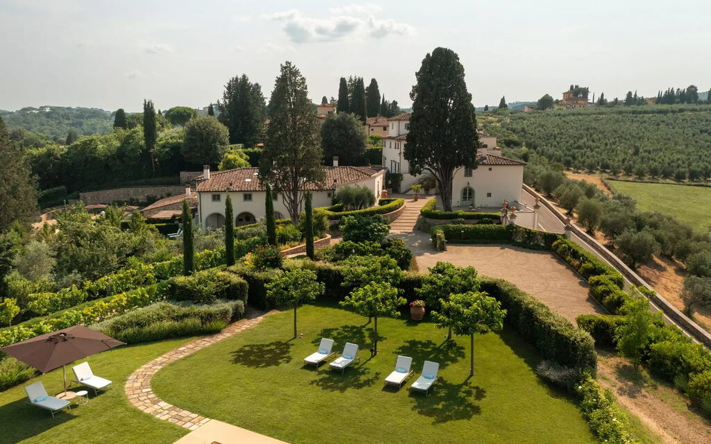 Villa Lindera: Attività, Caratteristiche, Dettagli della stanza, Entrata Principale, Estate, Esterni, Piscina, Planimetria, Primavera, Servizi