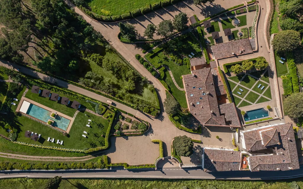 Villa Lindera: Attività, Caratteristiche, Dettagli della stanza, Entrata Principale, Estate, Esterni, Piscina, Planimetria, Primavera, Servizi