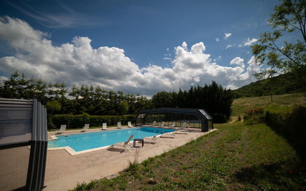 Villa Leonzio: Attività, Benessere, Caratteristiche, Entrata Principale, Estate, Esterni, Giardino, Persone, Piscina, Primavera, Servizi