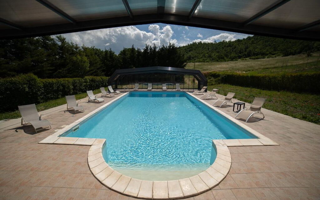 Villa Leonzio: Attività, Benessere, Caratteristiche, Entrata Principale, Estate, Esterni, Giardino, Persone, Piscina, Primavera, Servizi