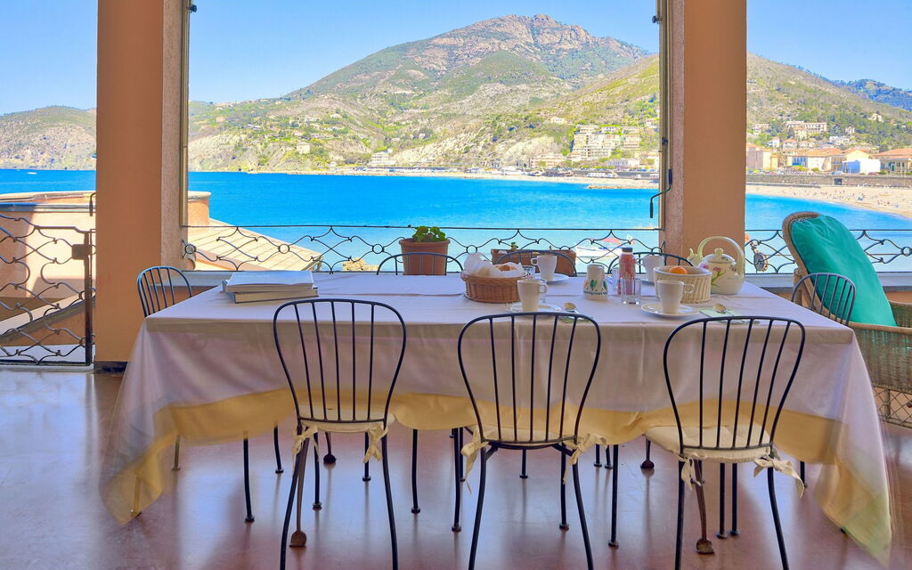 Villa Pedra: Attività, Balcone / Terrazza / Patio, Cucina, Entrata Principale, Estate, Esterni, Giardino, Primavera, Servizi
