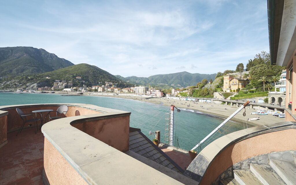 Villa Pedra: Attività, Balcone / Terrazza / Patio, Cucina, Entrata Principale, Estate, Esterni, Giardino, Primavera, Servizi