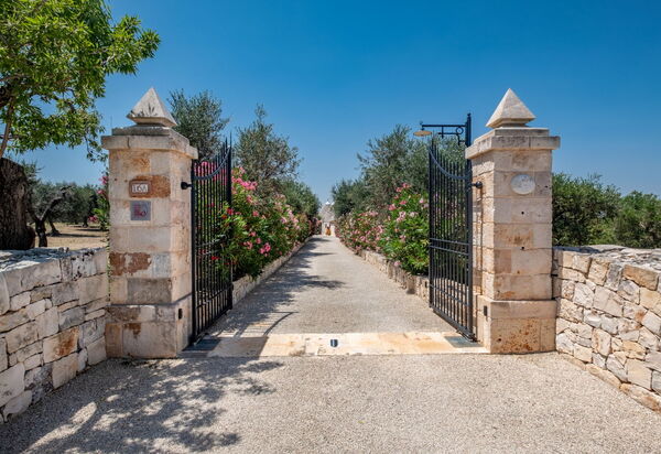 Villa Fiordaliso: Activities, Amenities, Building Exterior, City, Garden, Outdoor, People, Planimetry, Pool, Spring, Summer