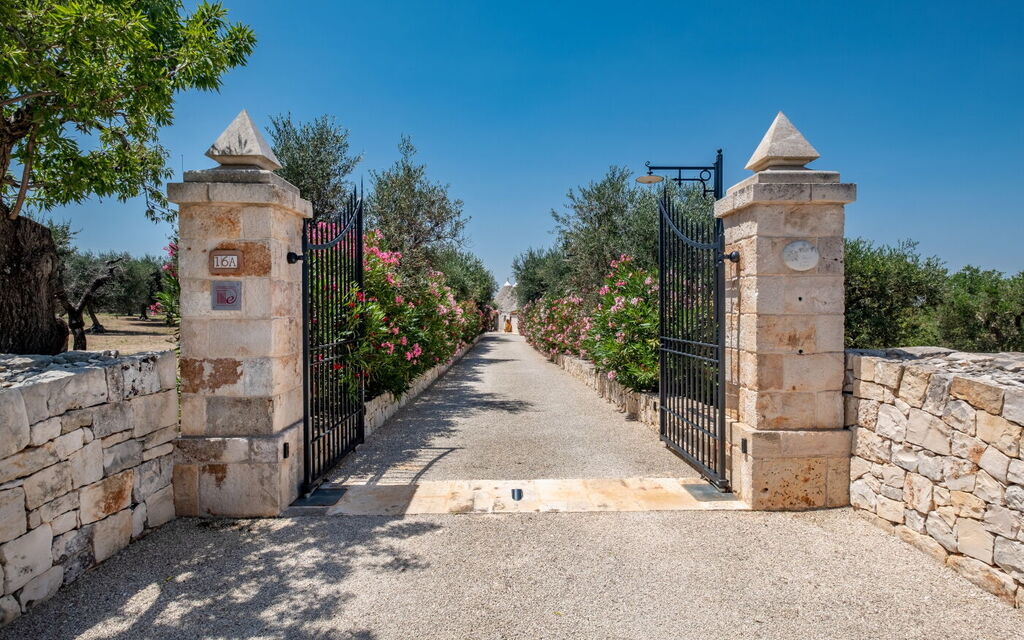 Villa Fiordaliso: Activities, Amenities, Building Exterior, City, Garden, Outdoor, People, Planimetry, Pool, Spring, Summer