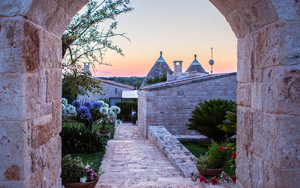 Villa Fiordaliso: Activities, Amenities, Building Exterior, City, Garden, Outdoor, People, Planimetry, Pool, Spring, Summer