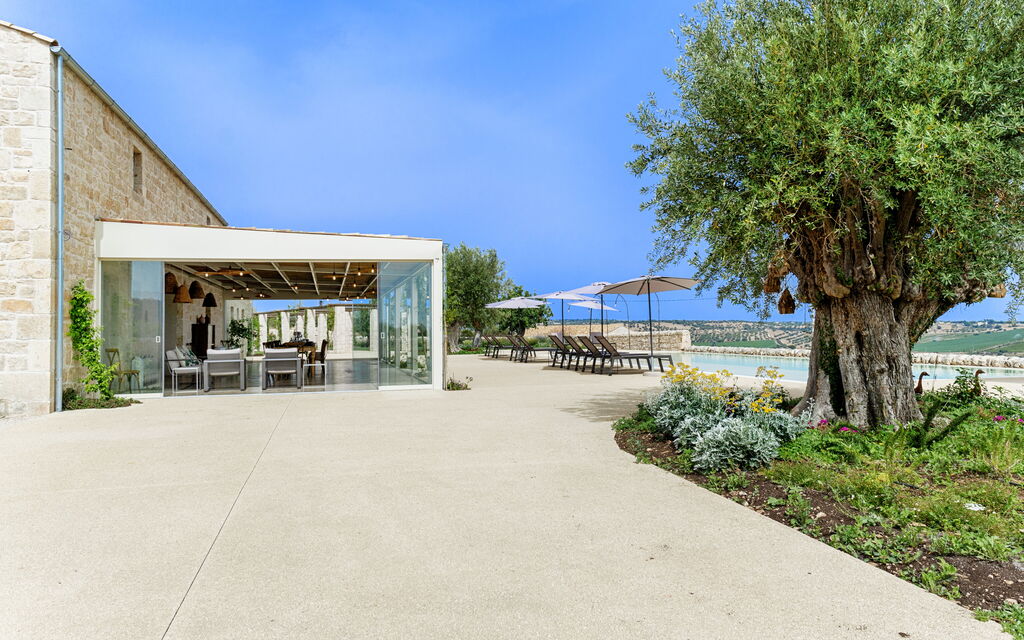 Villa Love: Bedroom, Building Exterior, People, Pool, Spring, Summer, Wellness