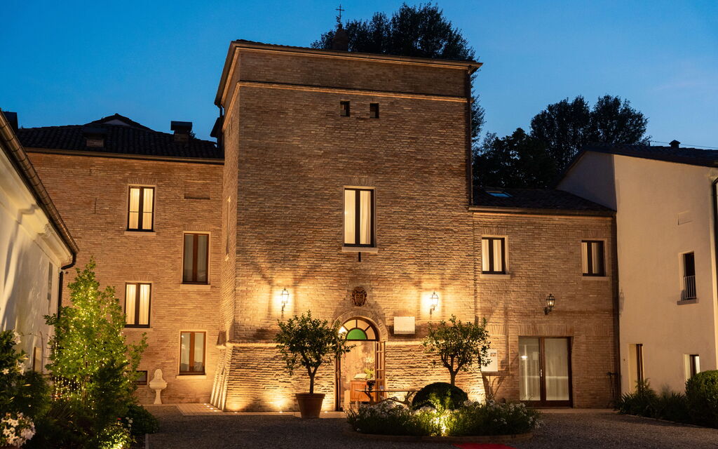 Villa la Modenese: Building Exterior, Garden, Pool, Spring, Summer