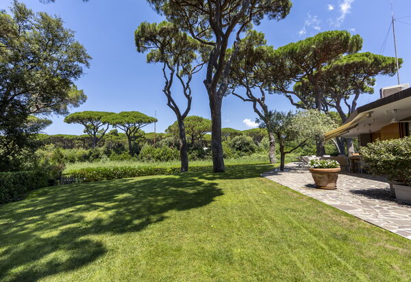 Villa i Girasoli: Amenities, Building Exterior, Garden, Main Entrance, Outdoor, Room Detail, Spring, Summer