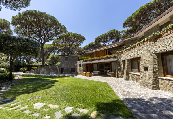 Villa i Girasoli: Amenities, Building Exterior, Garden, Main Entrance, Outdoor, Room Detail, Spring, Summer