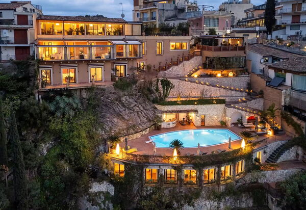 Villa Fasto: Benessere, Caratteristiche, Entrata Principale, Estate, Esterni, Giardino, Persone, Piscina, Primavera